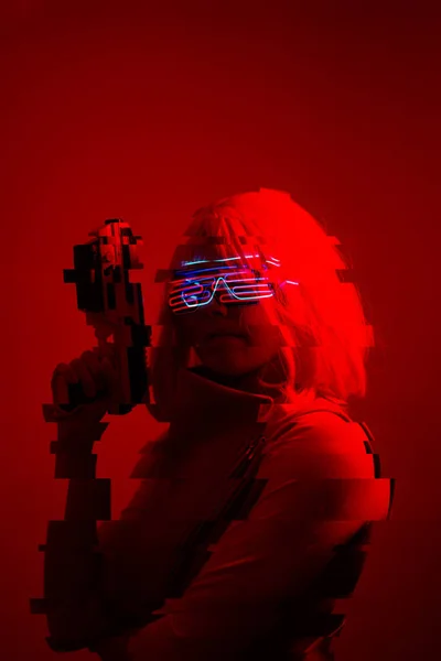 Dívka s blasterem v futuristické bitvě. Koncept virtuální reality, počítačová hra. Obrázek s efektem závady. — Stock fotografie