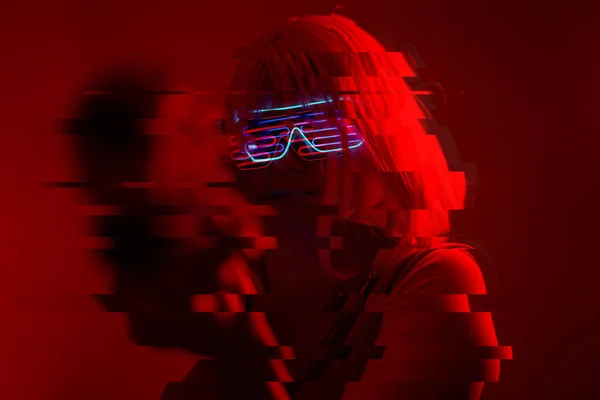Mädchen mit Blaster in der futuristischen Schlacht. Konzept virtuelle Realität, Cyber-Spiel. Bild mit Pannen-Effekt. — Stockfoto