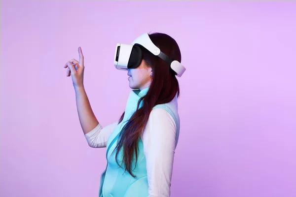 Mulher vestindo fone de ouvido realidade virtual . — Fotografia de Stock