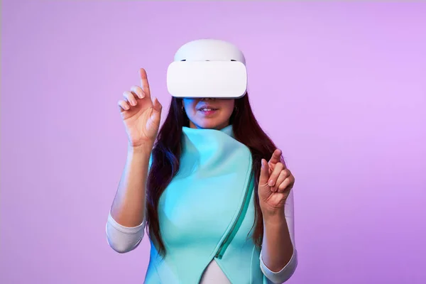 Mujer está utilizando auriculares de realidad virtual. — Foto de Stock