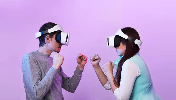 Coppia con cuffie realtà virtuale stanno giocando e combattendo . — Foto Stock