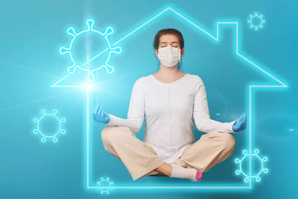 Женщина в медицинской маске и перчатках левитирует и расслабляется в позе лотоса внутри символа дома, который защищает от вирусов . — стоковое фото