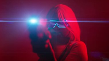 Fütüristik savaşta silahı olan kız. Sanal gerçeklik kavramı, siber oyun.