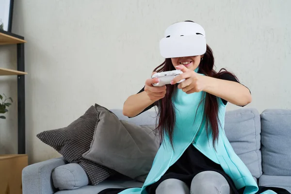 Donna con auricolare realtà virtuale e gamepad sta giocando . — Foto Stock