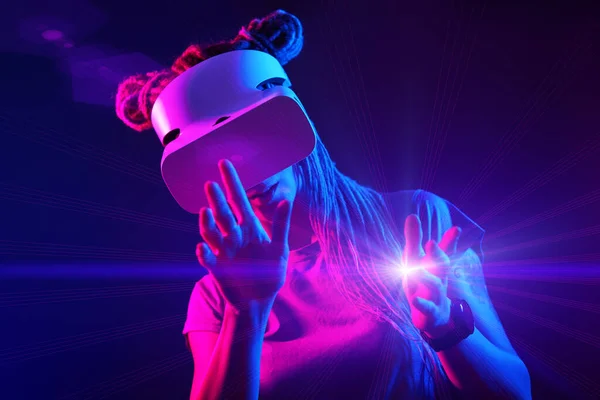 A mulher está usando fones de ouvido de realidade virtual. Retrato de estúdio luz néon. — Fotografia de Stock