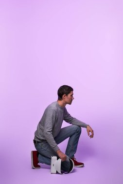 Elinde sanal gerçeklik kulaklığı olan bir adam..