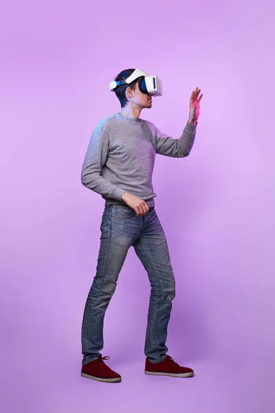 L'uomo sta usando cuffie realtà virtuale. — Foto Stock