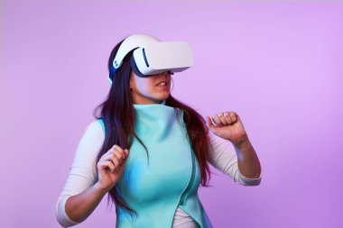 Sanal gerçeklik kulaklığı takan kadın..