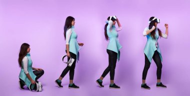 Sanal gerçeklik kulaklığı takan kadın..