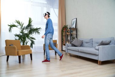 İnsan sanal gerçeklik kulaklığı kullanıyor..