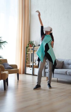 Sanal gerçeklik kulaklığı ve oyun alanı olan kadın oyun oynuyor..