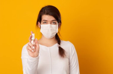 Kadının elinde antiseptik var. Hijyen kavramı, virüsün korunması..