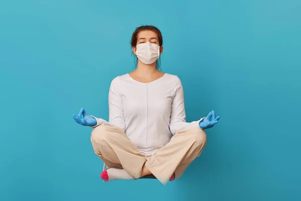 Frau schwebt und entspannt in Lotus-Pose. Konzept der geistigen Hilfestellung, des psychologischen und emotionalen Wohlbefindens. — Stockfoto