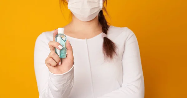 La mujer tiene antiséptico en sus manos. Concepto de higiene, protección del virus . — Foto de Stock