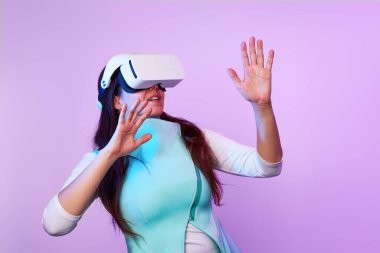 Sanal gerçeklik kulaklığı takan kadın..