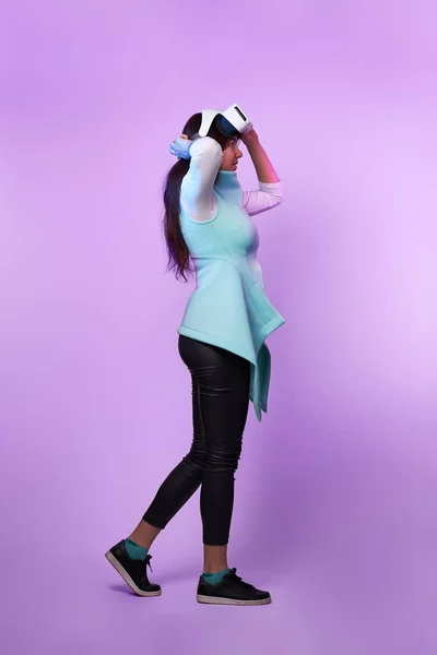 Жінка в гарнітурі віртуальної реальності . — стокове фото