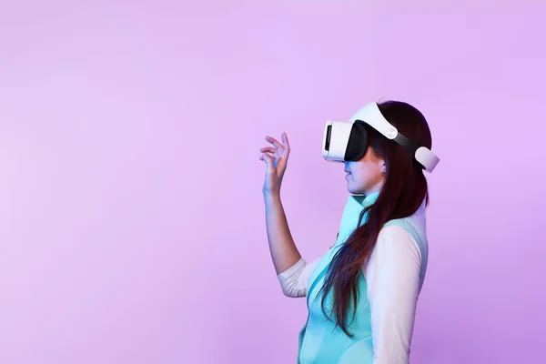 Mulher está usando fone de ouvido realidade virtual. — Fotografia de Stock