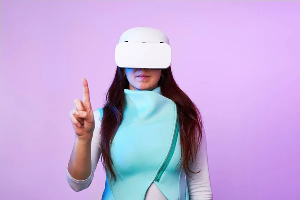 Femme utilise casque de réalité virtuelle. — Photo