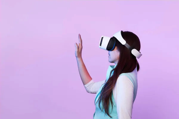 Vrouw is met behulp van virtual reality headset. — Stockfoto