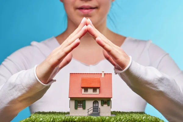 Kobieta trzyma ręce nad domem. Koncepcja pobytu w domu, kwarantanna, ochrona w domu. — Zdjęcie stockowe