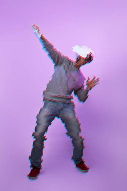 Adam sanal gerçeklik kulaklığı kullanıyor. Hata efektli resim.