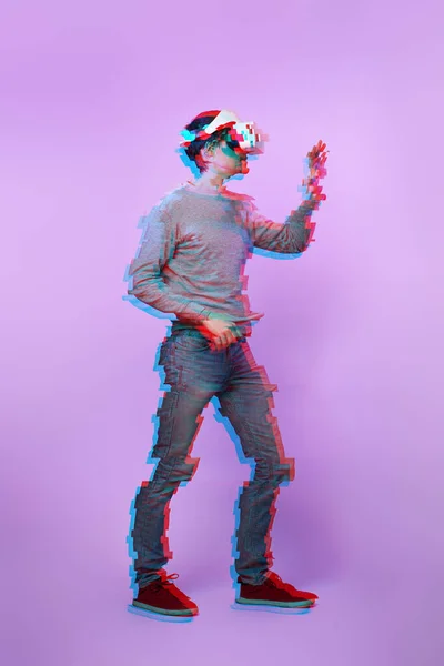 De mens gebruikt een virtual reality headset. Afbeelding met glitch effect. — Stockfoto