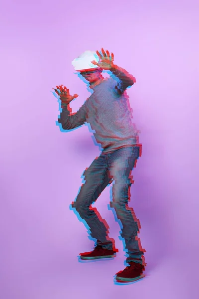 Człowiek używa gogli wirtualnej rzeczywistości. Obraz z efektem usterki. — Zdjęcie stockowe