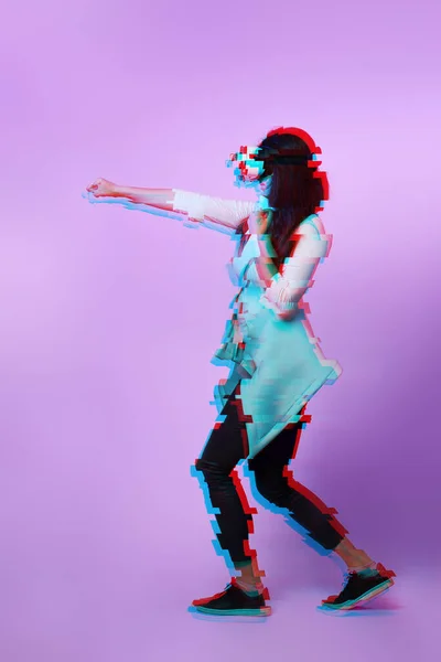 La mujer está usando auriculares de realidad virtual. Imagen con efecto glitch. — Foto de Stock