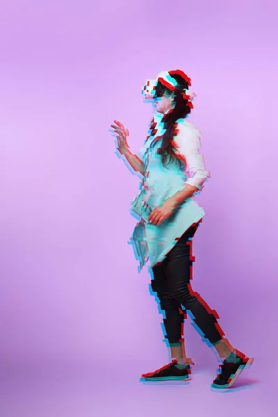 La mujer está usando auriculares de realidad virtual. Imagen con efecto glitch. — Foto de Stock