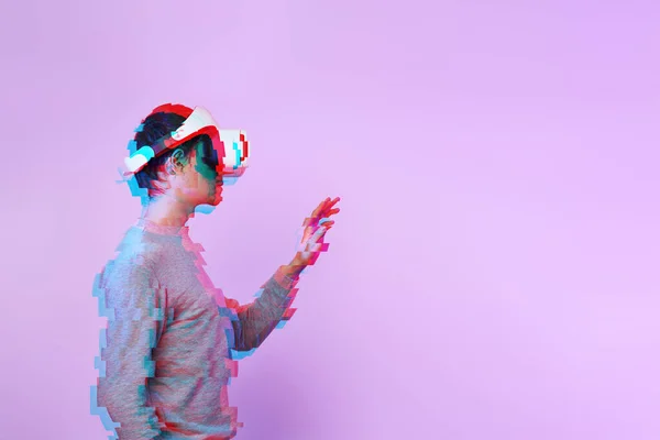 O homem está usando fones de ouvido de realidade virtual. Imagem com efeito de falha . — Fotografia de Stock
