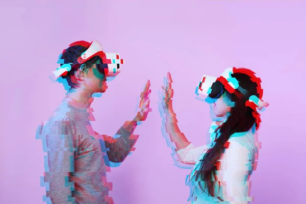 Casal apaixonado se comunicar usando um fone de ouvido realidade virtual. Imagem com efeito de falha . — Fotografia de Stock
