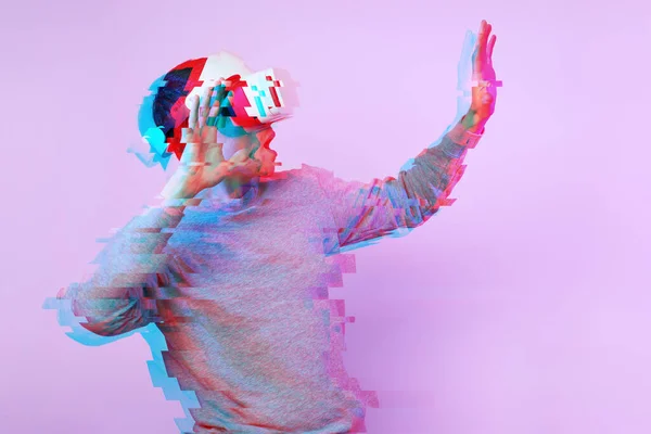 L'homme utilise un casque de réalité virtuelle. Image avec effet de pépin. — Photo