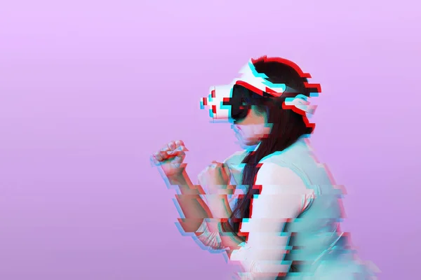 Woman is using virtual reality headset. Image with glitch effect. — Stock Photo, Image