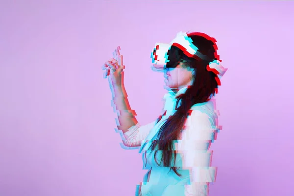 Frau benutzt Virtual-Reality-Headset. Bild mit Pannen-Effekt. — Stockfoto