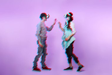 Aşık çift sanal gerçeklik kulaklık kullanarak iletişim kurar. Glitch efektli görüntü.