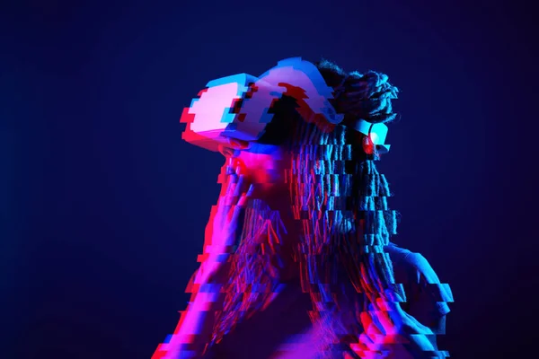 La mujer está usando auriculares de realidad virtual. Retrato de estudio de luz de neón. Imagen con efecto glitch . — Foto de Stock