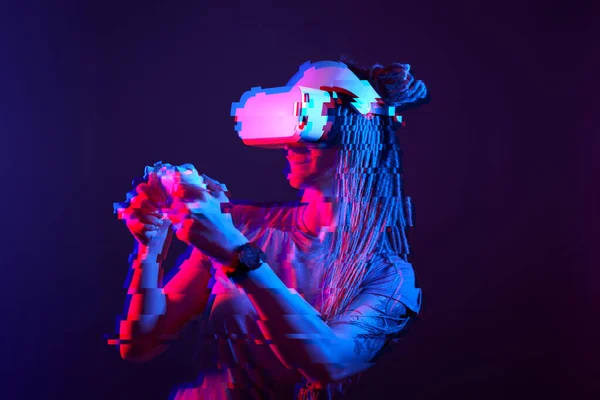 Жінка використовує гарнітуру віртуальної реальності. Неоновий світловий портрет студії. Зображення з ефектом глюка . — стокове фото