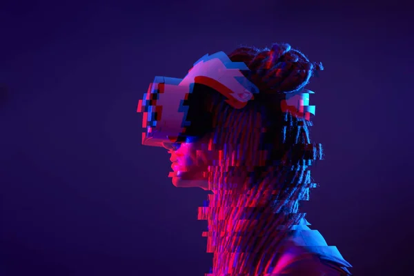 A mulher está usando fones de ouvido de realidade virtual. Retrato de estúdio de luz néon. Imagem com efeito de falha . — Fotografia de Stock
