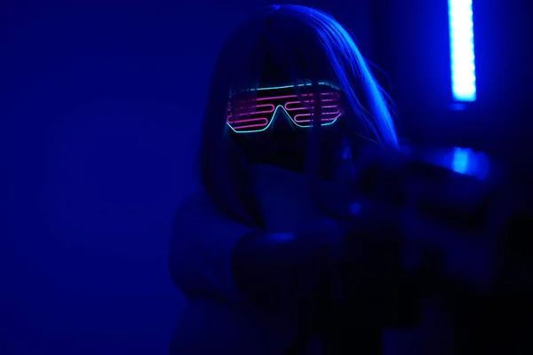 Κορίτσι με όπλο στη φουτουριστική μάχη. Αντίληψη εικονική πραγματικότητα, κυβερνοπαιχνίδι. — Φωτογραφία Αρχείου