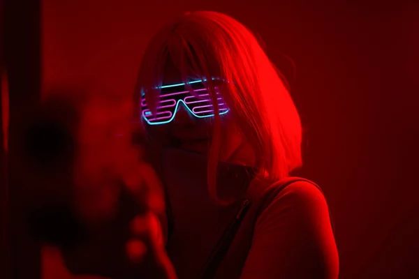 Chica con blaster en la batalla futurista. Concepto de realidad virtual, juego cibernético . —  Fotos de Stock