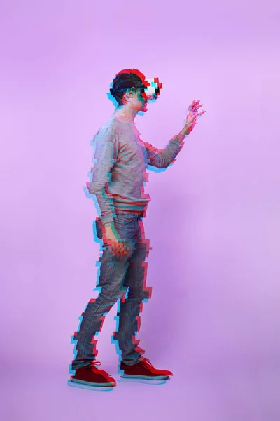 Människan använder headset för virtuell verklighet. Bild med glitch effekt. — Stockfoto