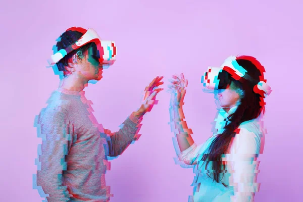 Casal apaixonado se comunicar usando um fone de ouvido realidade virtual. Imagem com efeito de falha . — Fotografia de Stock