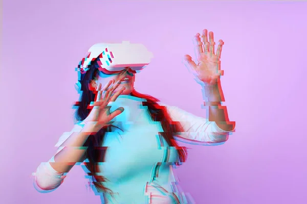 La mujer está usando auriculares de realidad virtual. Imagen con efecto glitch. — Foto de Stock