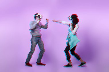 Sanal gerçeklik kulaklık ile çift oyun oynuyor ve mücadele. Glitch efektli görüntü.