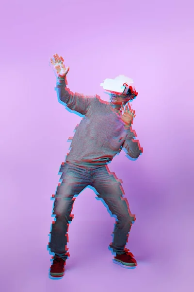 L'uomo sta usando le cuffie della realtà virtuale. Immagine con effetto glitch. — Foto Stock