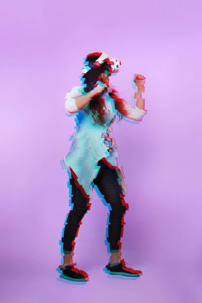 Woman is using virtual reality headset. Image with glitch effect. — Stock Photo, Image