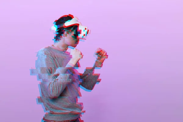 Człowiek z wirtualnej rzeczywistości zestaw słuchawkowy gra i walki. Obraz z efektem usterki. — Zdjęcie stockowe