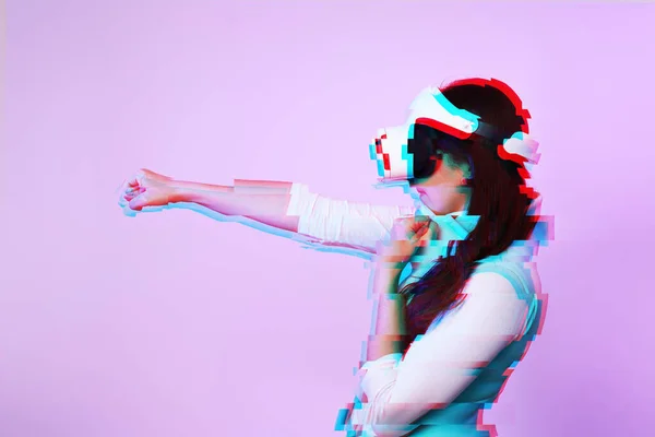 La mujer está usando auriculares de realidad virtual. Imagen con efecto glitch. — Foto de Stock