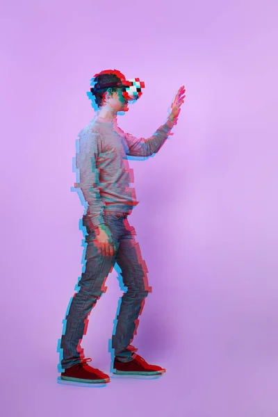 L'uomo sta usando le cuffie della realtà virtuale. Immagine con effetto glitch. — Foto Stock