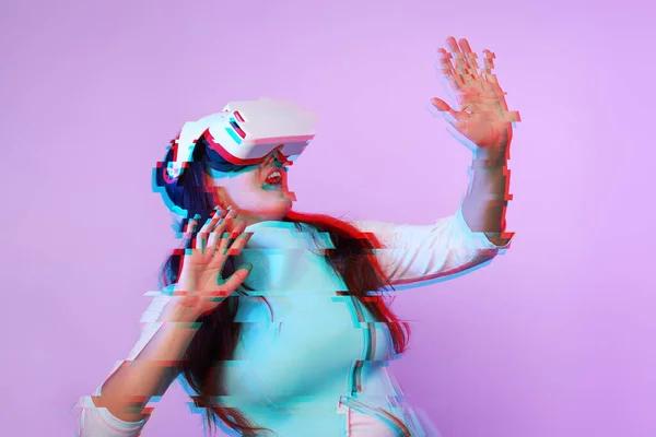 Kvinna använder virtuell verklighet headset. Bild med glitch effekt. — Stockfoto